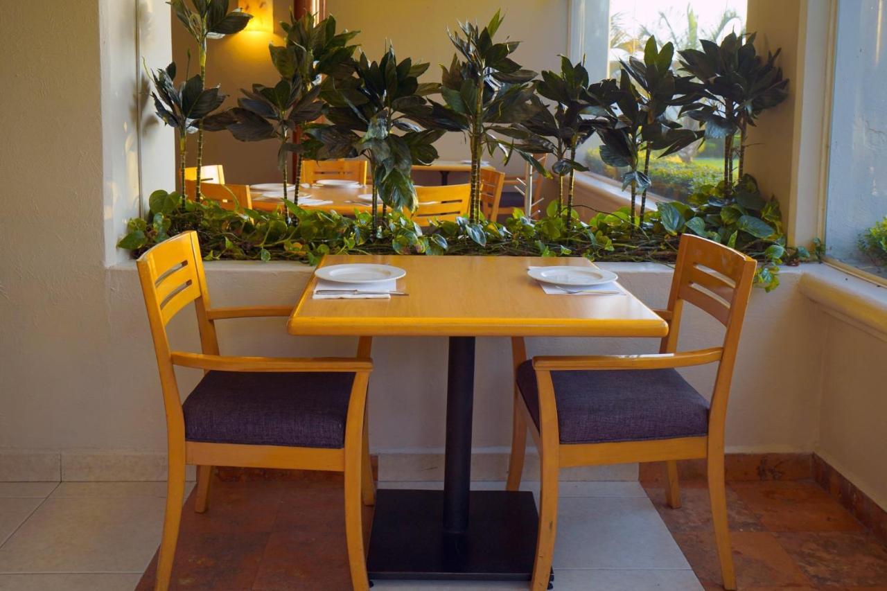 Gamma By Fiesta Americ Xalapa Nubara מראה חיצוני תמונה A table and chairs